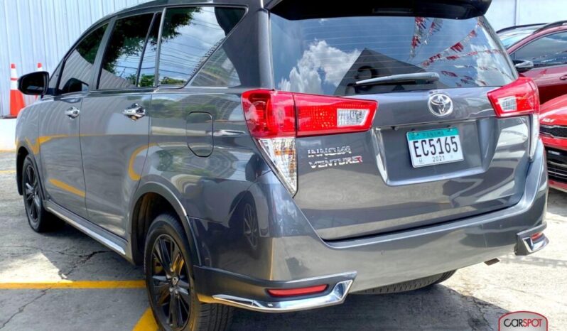 Toyota Innova Venturer 2022 lleno